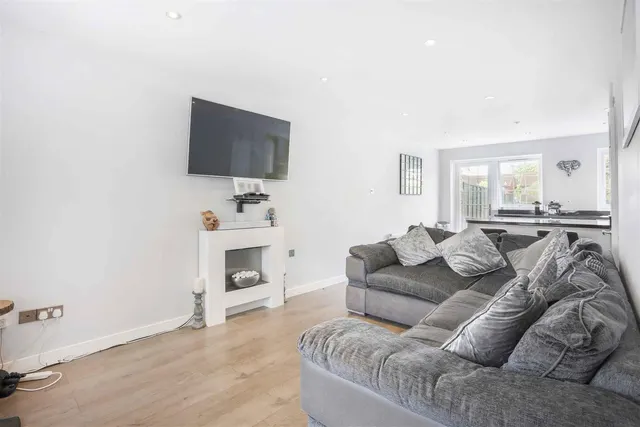 Finlay Gardens, Addlestone, KT15, photo 2