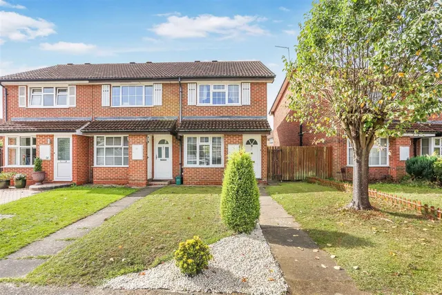 Finlay Gardens, Addlestone, KT15, photo 1