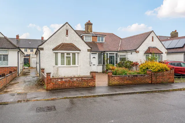 Willow Gardens, Ruislip, HA4, photo 1