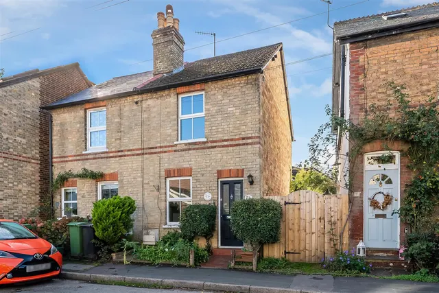 2 bedroom house, Leslie Road, Pixham, RH4