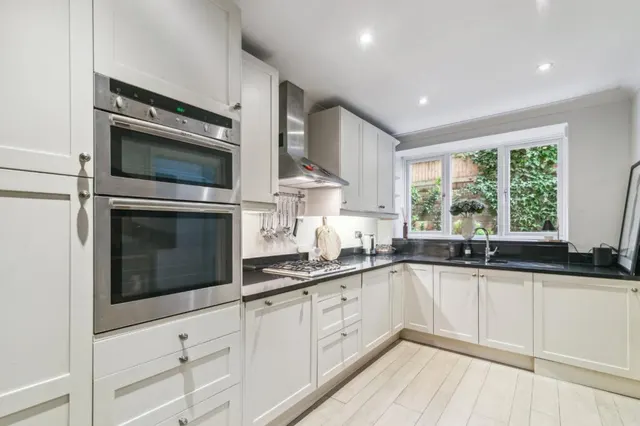 Upper Richmond Road, London, SW15, photo 2