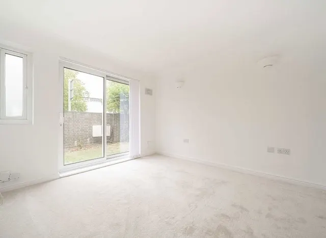 Photo 2 — Kempton Court, Sunbury-on-thames, TW16