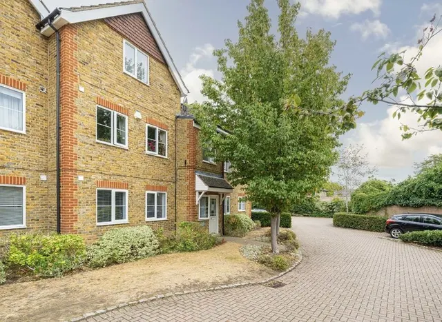 Kempton Court, Sunbury-on-thames, TW16, photo 1