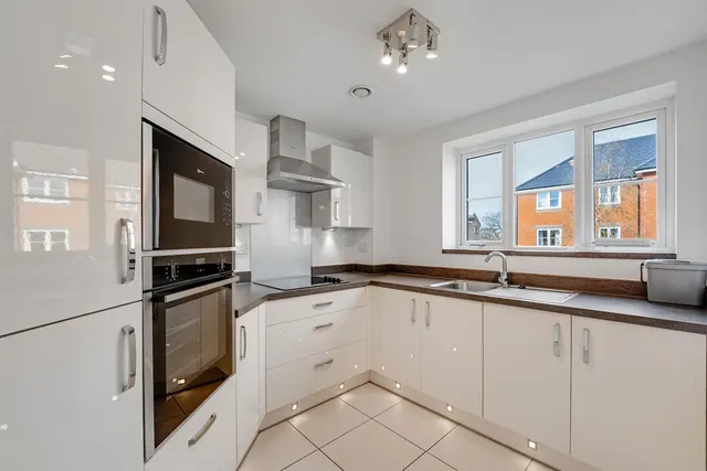 Churchfield Road, Walton-On-Thames, KT12, photo 2