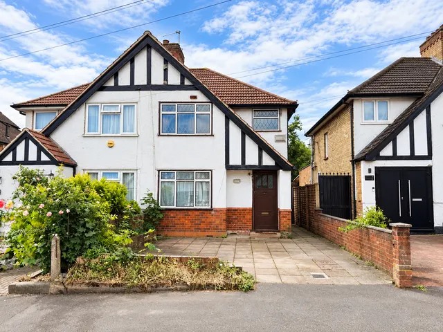 3 bedroom house, Harvey Road, Uxbridge, UB10