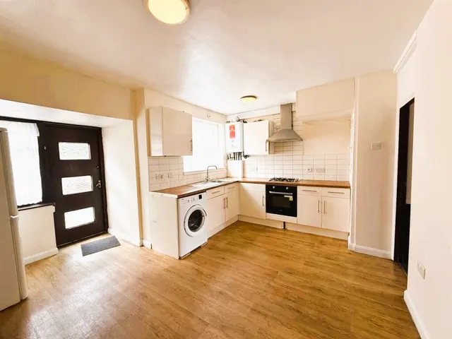 Harvey Road, Uxbridge, UB10, photo 2