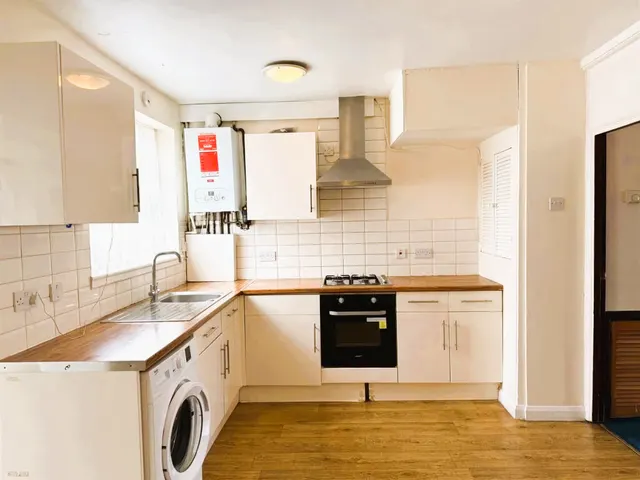 Harvey Road, Uxbridge, UB10, photo 3