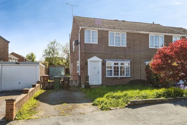 Manor Crescent, Walton, Wakefield, West Yorkshire, WF2, photo 1