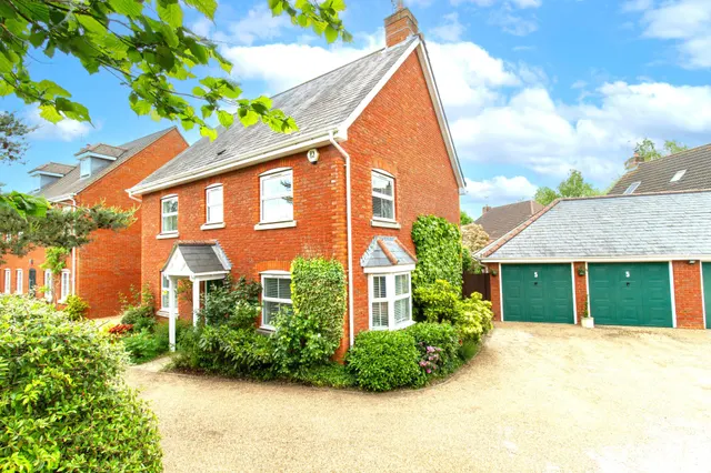 Upton Grey Drive, Fleet, GU51 1EG, photo 1