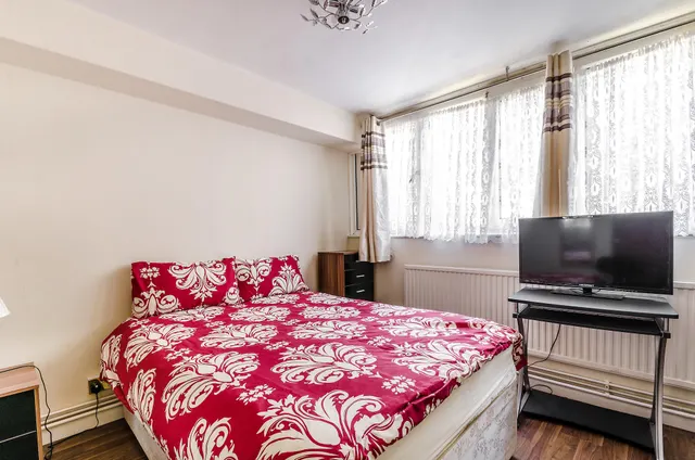 Photo 2 — Flat 9, 62 Finborough Road, London