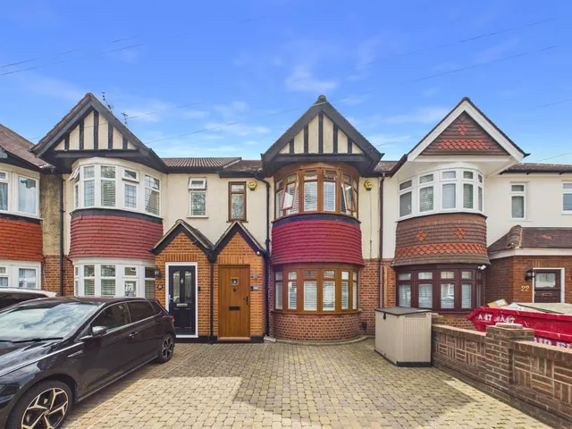 Seaton Gardens, Ruislip, HA4 0AX, photo 1
