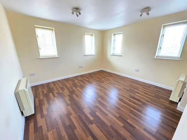 Pine Street, Fairford Leys, HP19, photo 3