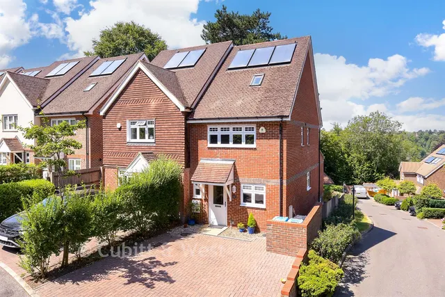 4 bedroom house, Tupwood Gardens, Caterham, CR3
