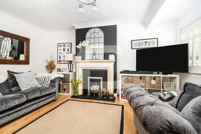 Grants Close, Mill Hill, NW7, photo 2