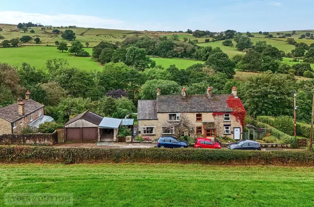 Coombes Lane, Charlesworth, SK13, photo 2