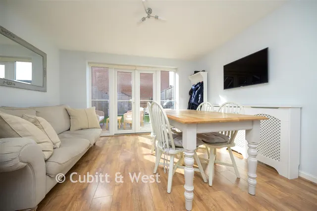 Whittaker Drive, Horley, RH6, photo 3