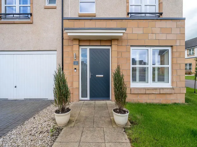 Photo 2 — Shiel Hall Circle, Rosewell, EH24 9DE