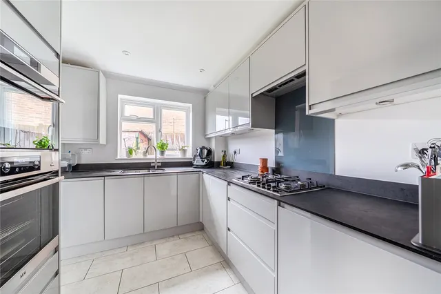 Albert Road, Bagshot, GU19, photo 2