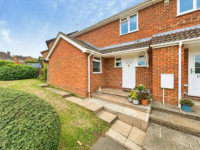 Albert Road, Bagshot, GU19, photo 1
