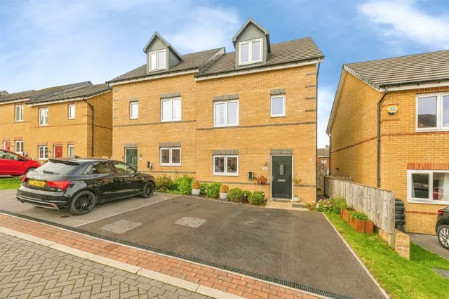 Turnstone Way, Huddersfield, HD4, photo 1