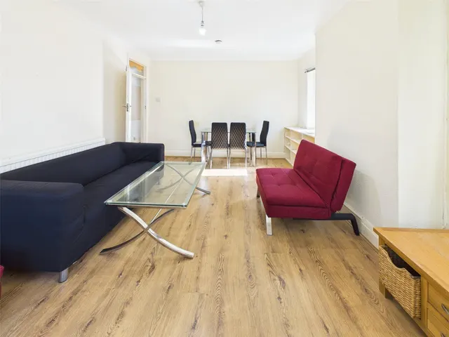 Great West Road, Osterley, TW7, photo 1