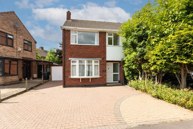 Harrow Road, Whitnash, photo 1