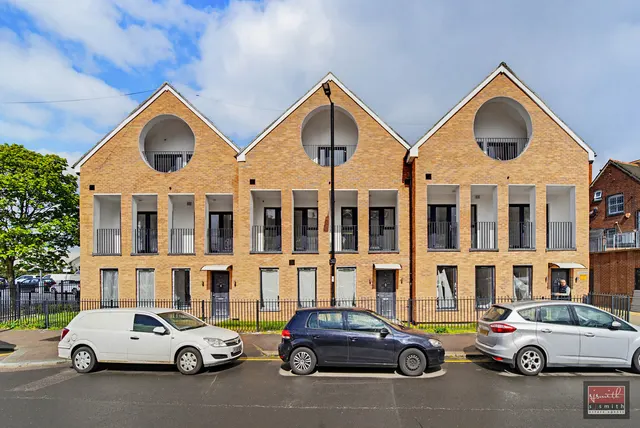 Queensway, Enfield, EN3, photo 1