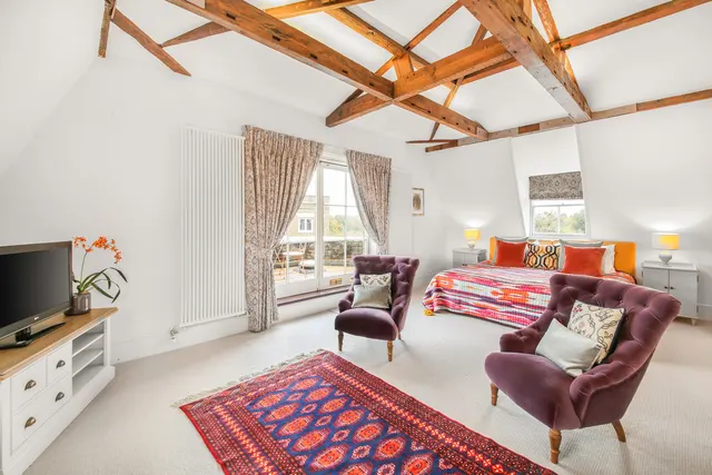 Hampton Court Road, KT8, photo 1