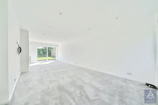Photo 3 — Manor Park, Maids Moreton, Buckingham, Buckinghamshire, MK18