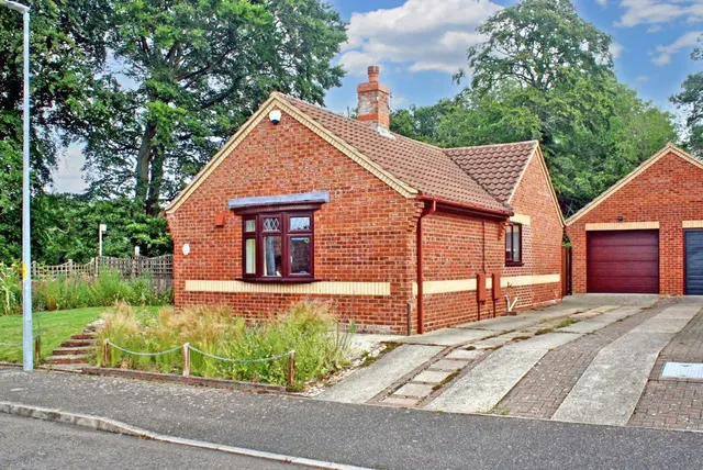 3 bedroom house, Detached Bungalow a Short Walk from H