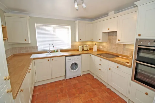 Detached Bungalow a Short Walk from H, photo 3