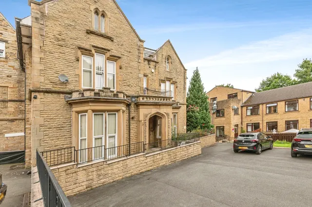Photo 2 — Redwing Crescent, Milnsbridge, Huddersfield