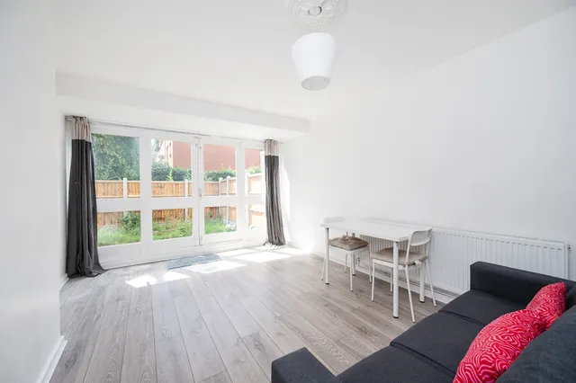 25 Butfield House, Stevens Avenue, London, photo 1