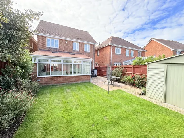 Photo 2 — Darwin Close, Lee-On-The-Solent, Lee-On-The-Solent