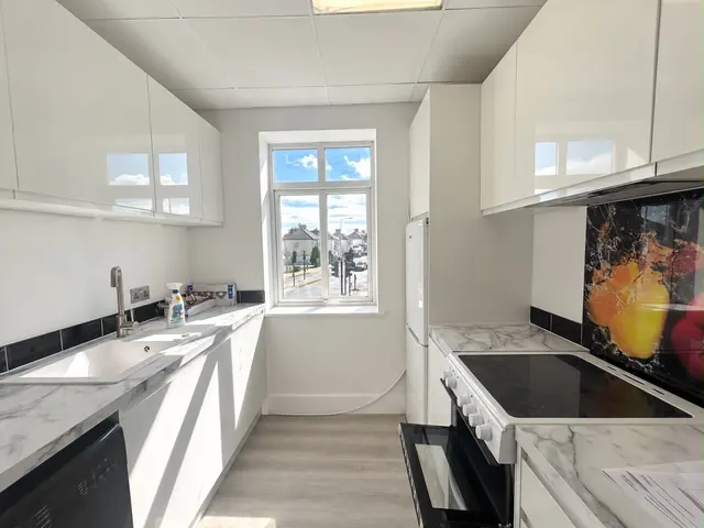 Rush Green Road, RM7 0JU, photo 1