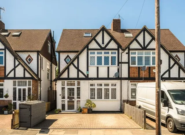 Evelyn Close, Whitton, TW2, photo 1