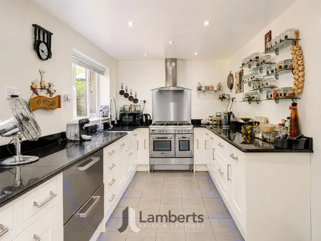 Photo 2 — 7 Erwood Close, Redditch