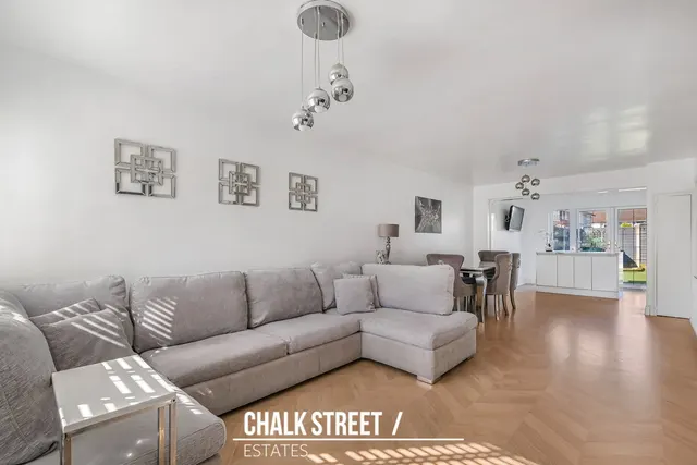 Photo 2 — Detling Close, Hornchurch, RM12 5RU