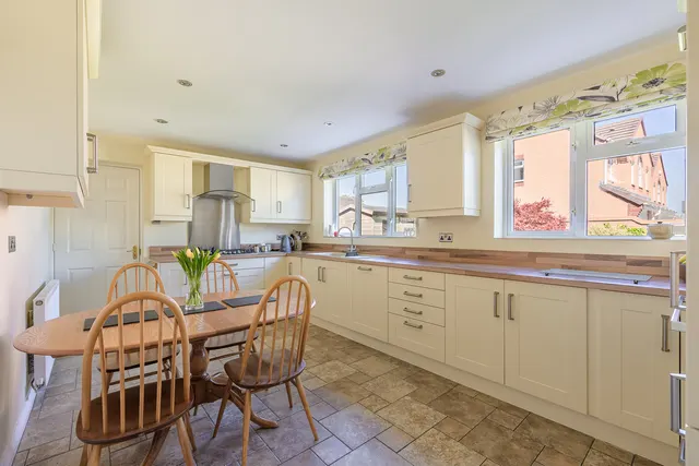 Deer Park Drive, Newport, photo 3