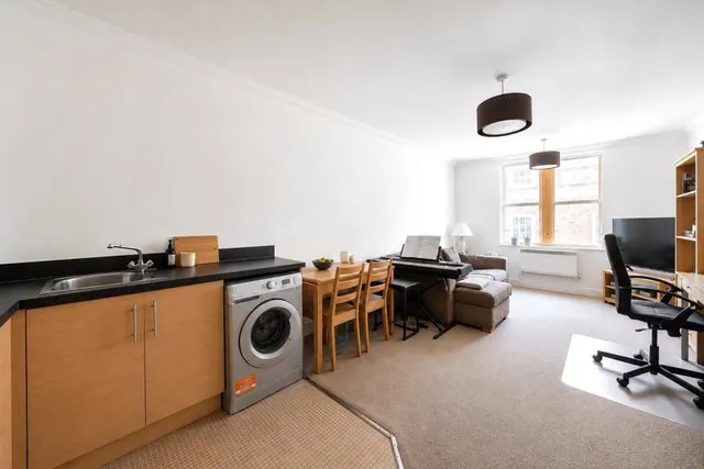 Maud Chadburn Place, London, SW4, photo 1