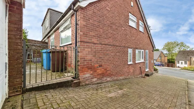 Carr House Road, Springhead, OL4, photo 3