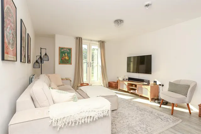 Cornwell Avenue, Crawley, RH10, photo 2