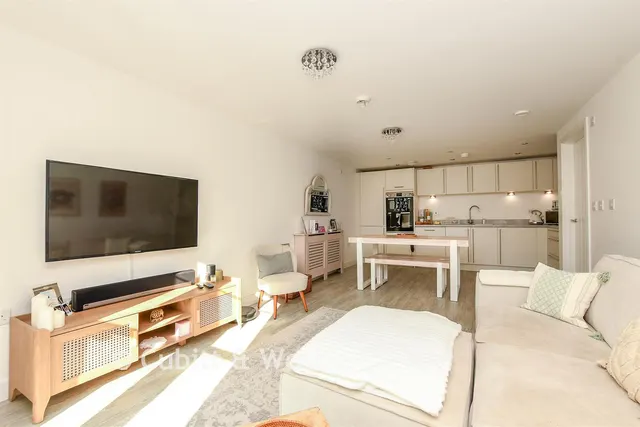 Cornwell Avenue, Crawley, RH10, photo 3