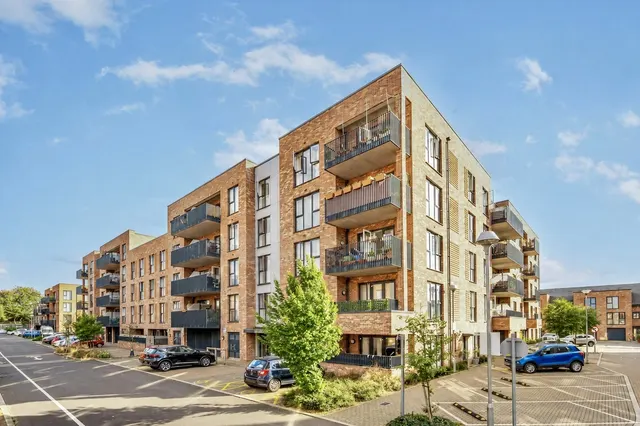 Reynard Way, Brentford, photo 1