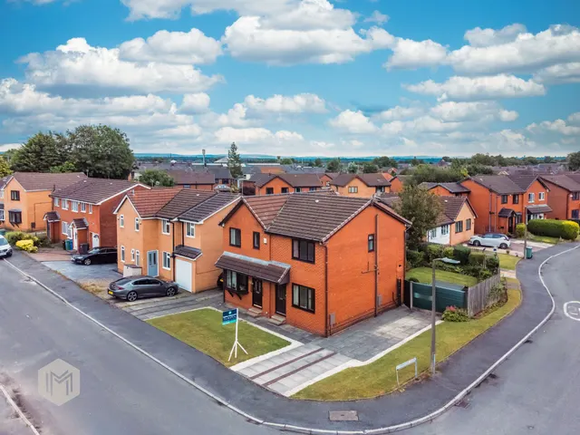 Lomond Drive, Bury, BL8 1UL, photo 1