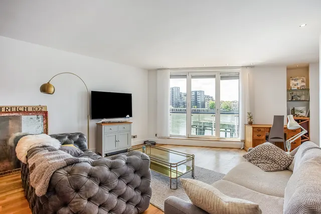 Clove Hitch Quay, London, SW11, photo 1