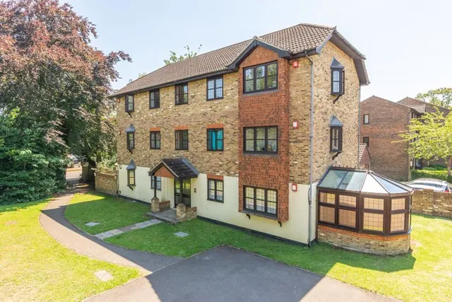 Rushmon Gardens, Walton-On-Thames KT12 1QZ, photo 1