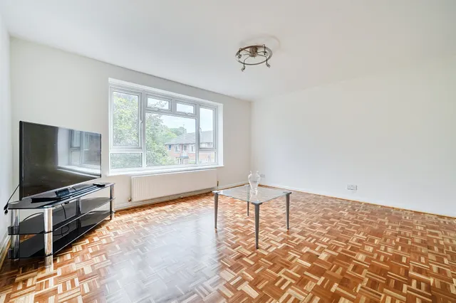 Photo 3 — Prince Andrew Close, Maidenhead