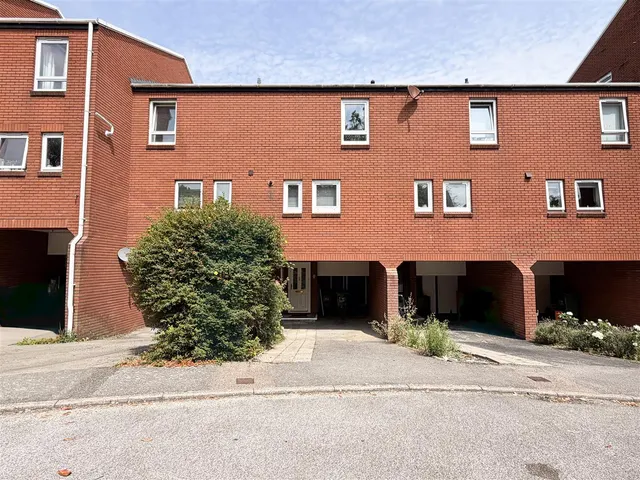 Jephson Close, Eastbourne, East Sussex, BN20 7JJ, photo 1