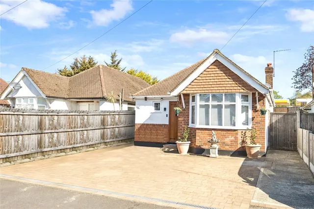 Dudley Close, Addlestone, KT15, photo 1